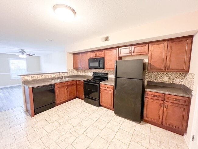 Building Photo - 2 Bedroom 1.5 Bathroom Townhome