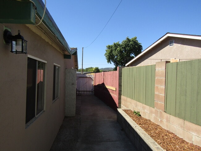 Building Photo - 1654 Calle Nueve