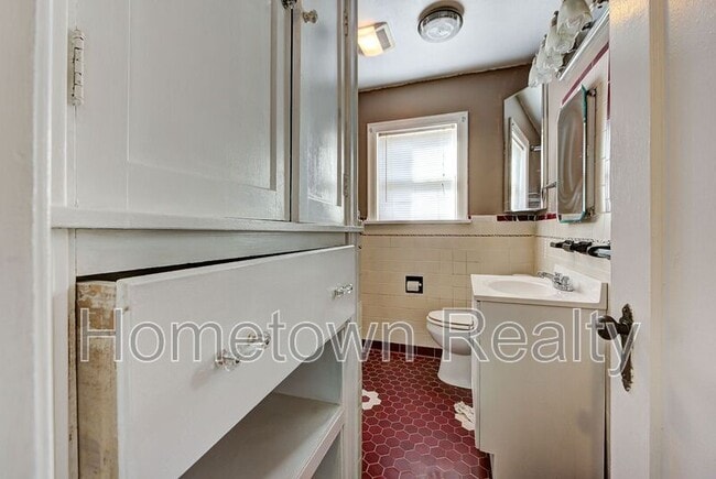 Building Photo - 2213 N Hood St