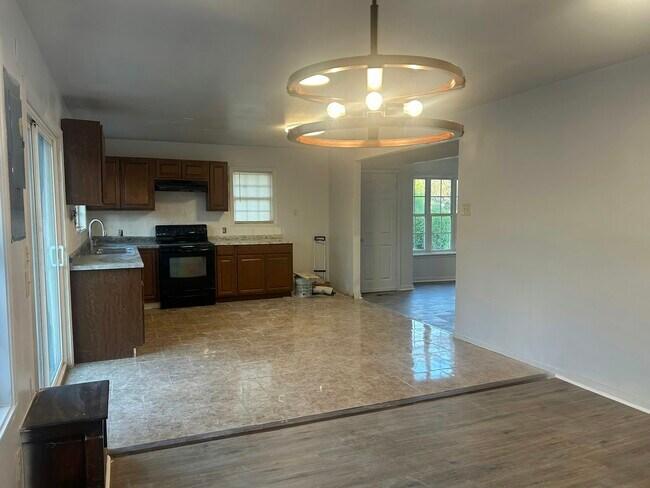 Building Photo - 1011 Ave Of Pines