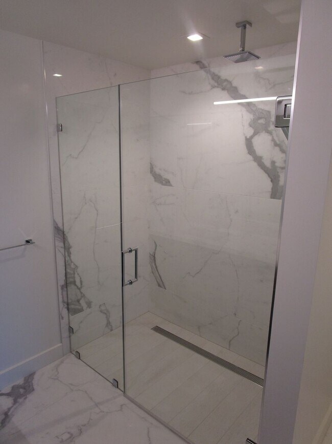 Building Photo - Savina by Bosa - Built 2020 - Bay & Downtown Views - 2 Parking Spots