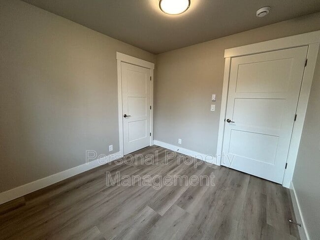 Building Photo - 112 Elm St