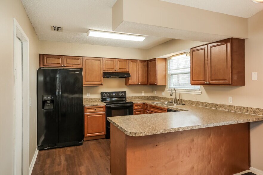 Building Photo - 1863 Sherwood Dr