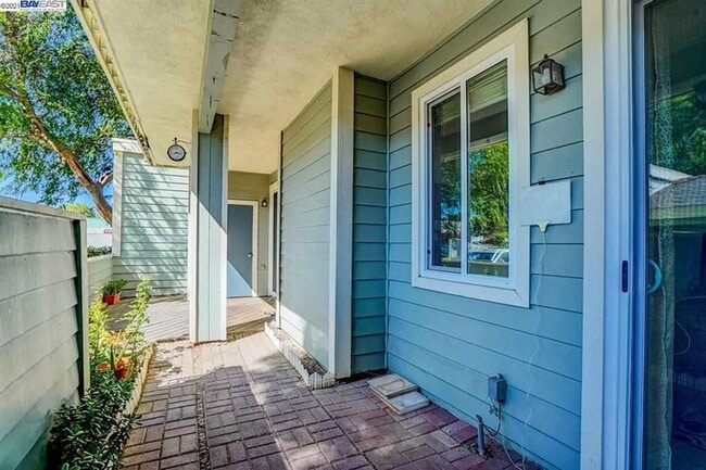 Building Photo - $2990 / 2 BR - GORGEOUS MEADOWBROOK CONDO ...