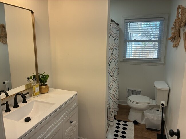 Building Photo - 3 Bedroom 2 Bathroom