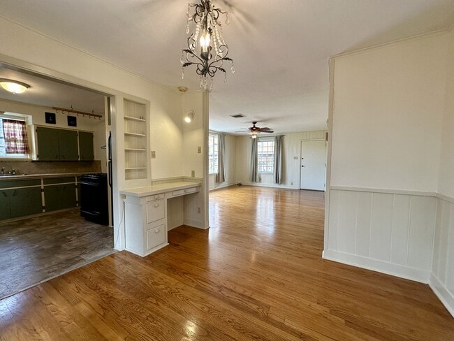 Building Photo - 914 W 21st St