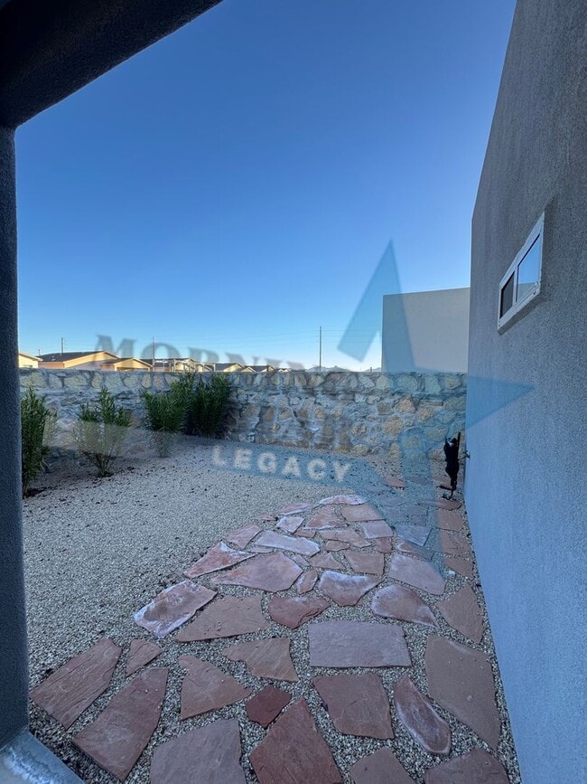 Building Photo - Newer home in desirable Metro area!