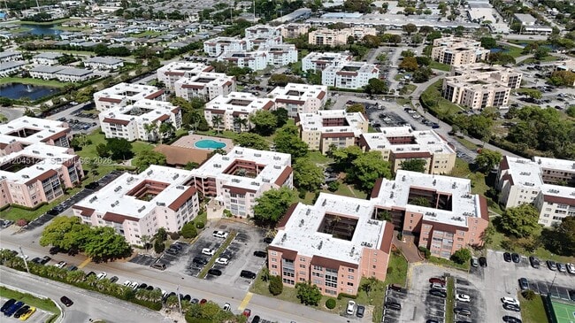 Building Photo - 2861 Somerset Dr
