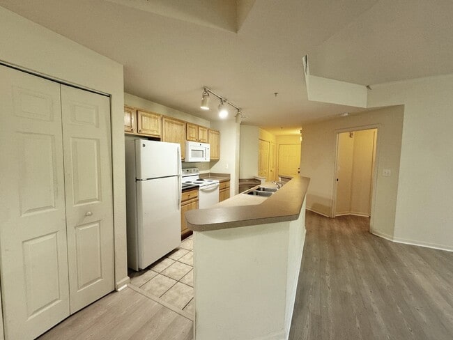 Building Photo - First floor, 3BR/2BA with garage Villa San Marco Condo