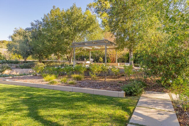 Building Photo - Outdoor Oasis