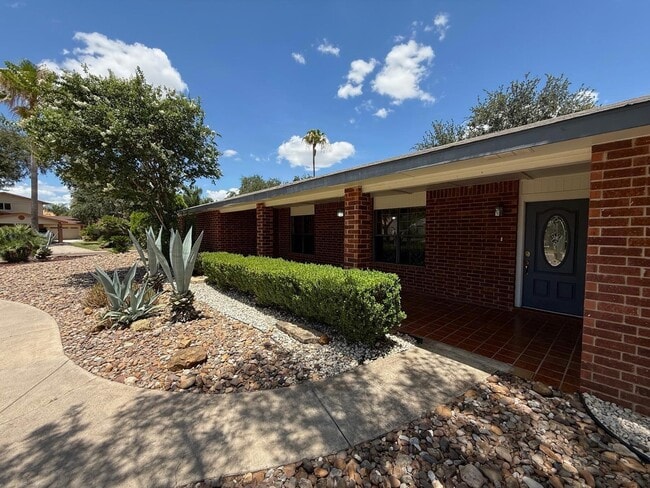Building Photo - 1105 Hill Place Dr