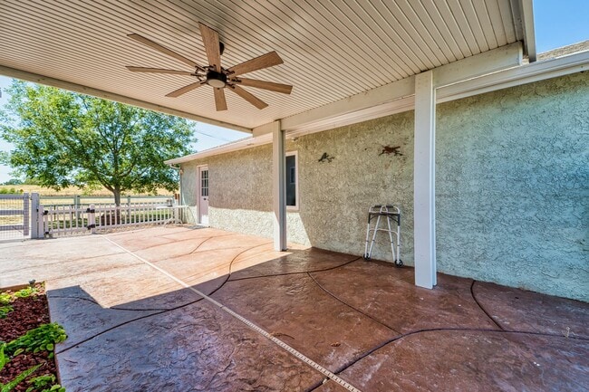 Building Photo - Beautiful 3 Bed / 2 Bath  on 1.8 Acres Ple...