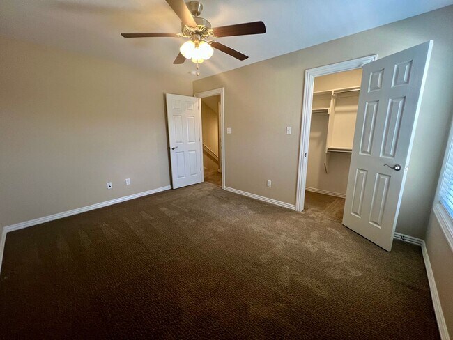 Building Photo - 3B/2.5B Spacious Townhome with Fenced Back...