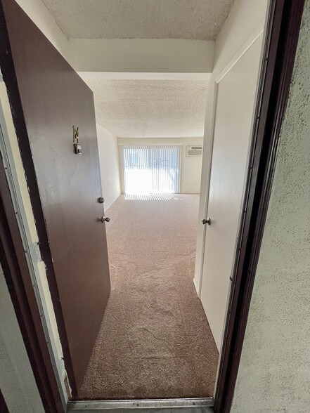 Unit Nº 14 ~ Entryway - 3775 South Canfield Avenue