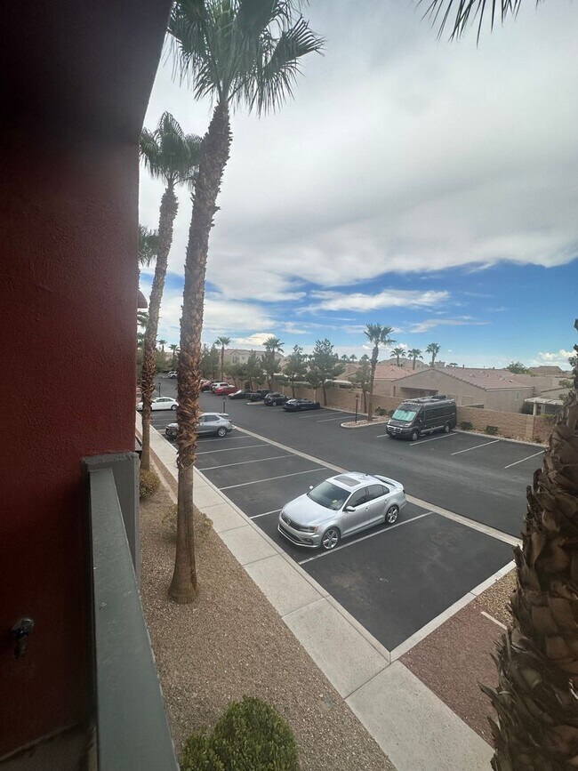 Building Photo - Guard gated Park Ave Condo