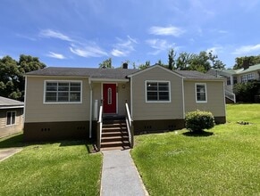 Building Photo - Adorable 3/1 in Marianna w/ Lawn Maintenance & Pest Control Included