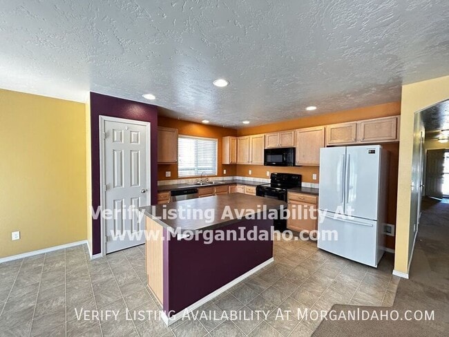 Building Photo - 1723 W Bayeux Dr