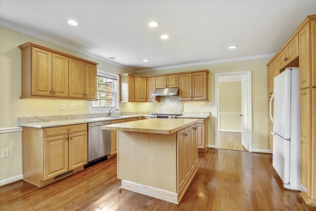 Building Photo - Beautiful 4 BR 3 BA home in quiet neighbor...