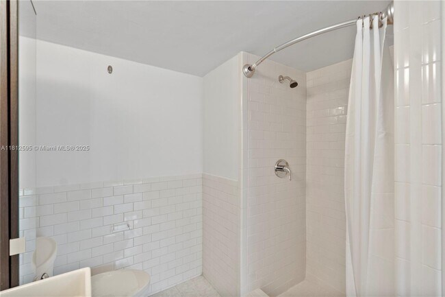 Building Photo - 6886 N Kendall Dr