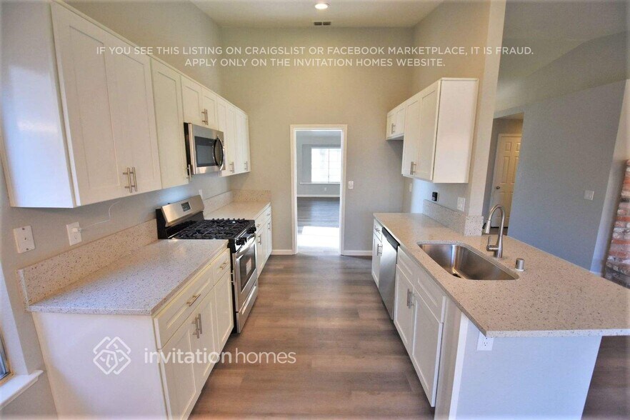 Building Photo - 8121 Pine Oaks Ct