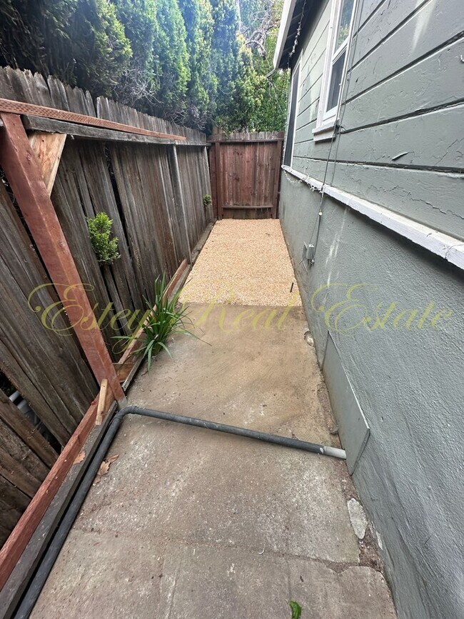 Building Photo - Mariposa Duplex