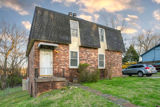 Building Photo - Charming Nashville Home!