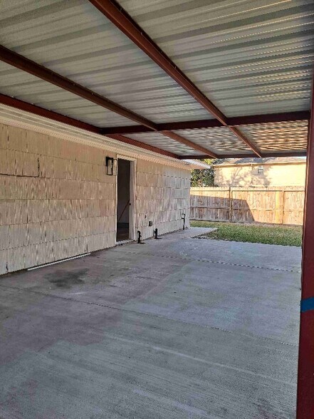 Building Photo - 303 Fresa Rd