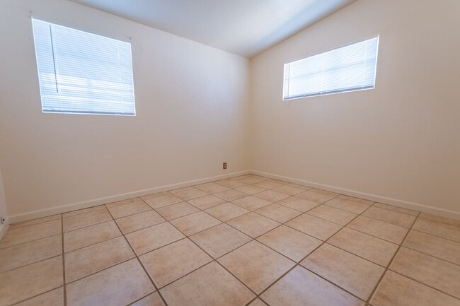 Building Photo - 4 Bedroom, 1½ Bath Home with Central A/C, ...
