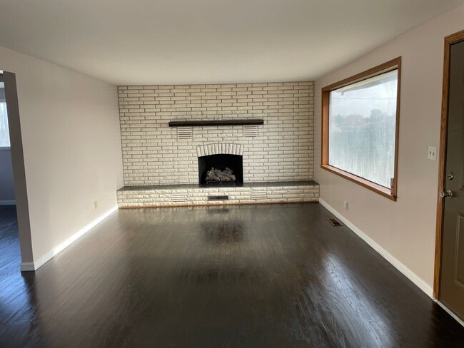 Building Photo - Clean 3 Bedroom!