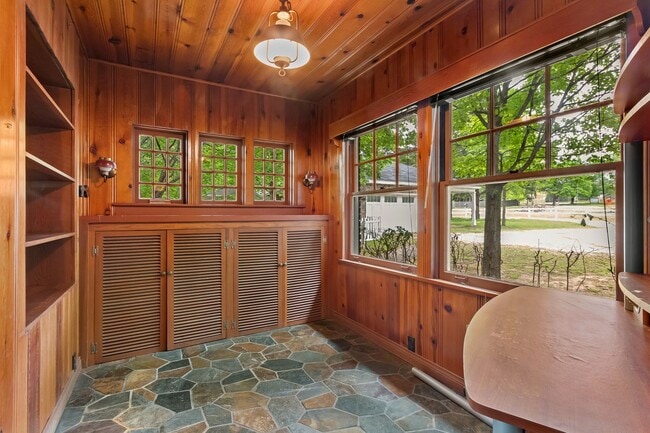 Building Photo - Unique, Charming and Spacious Fayetteville Home!