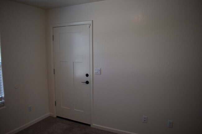 Building Photo - 698 Jessie Dr