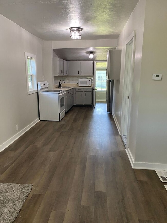 Building Photo - CLEVES - Adorable fresh tiny home w fenced...