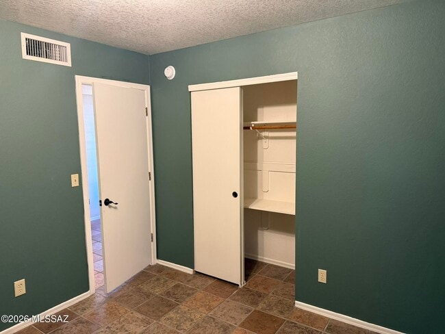 Building Photo - 3002 W Country Ranch Dr