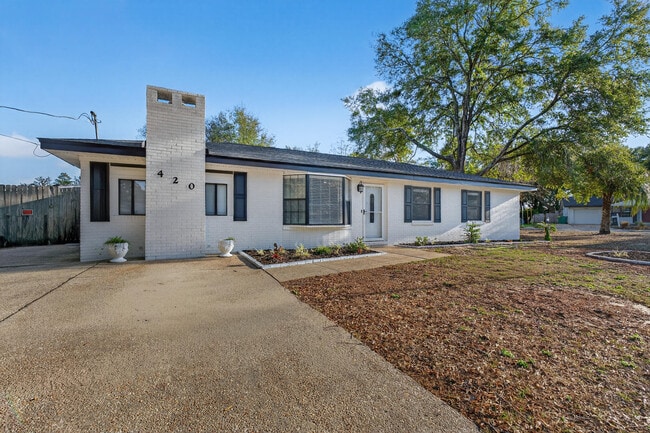 Building Photo - 420 Paradise Rd