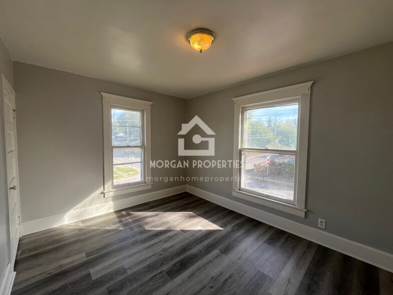 Building Photo - 225 N 10th St