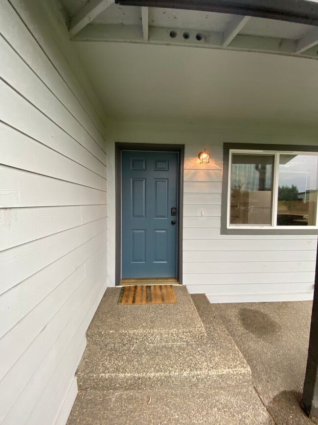 Building Photo - 3 Bedroom Home
