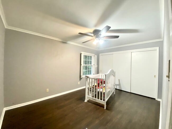 Building Photo - Large Fulton Home
