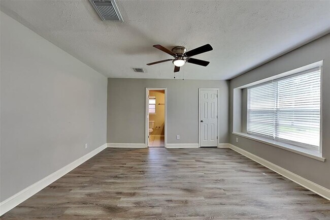 Building Photo - 2043 Shadow Rock Dr