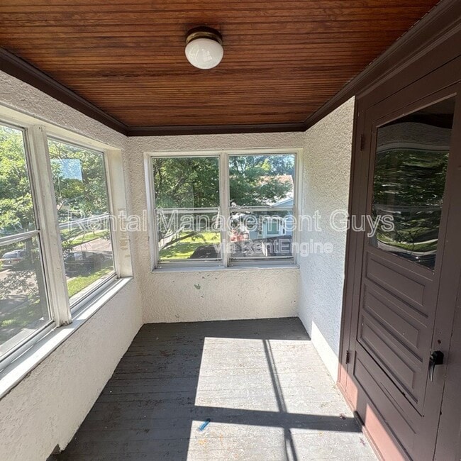 Building Photo - 709 N Oliver Ave