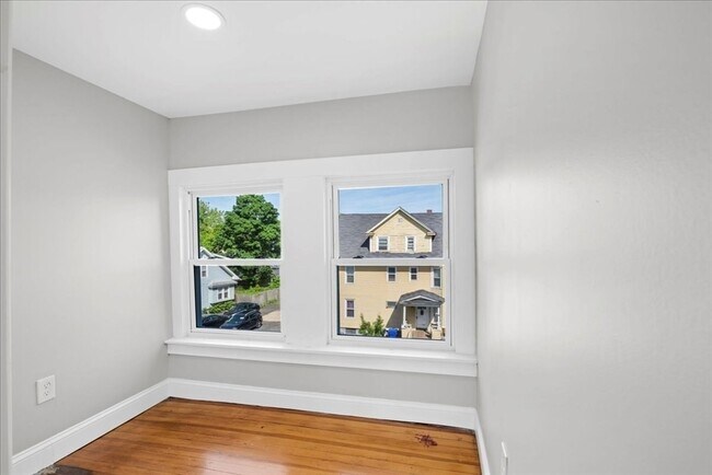 Building Photo - 480 White St