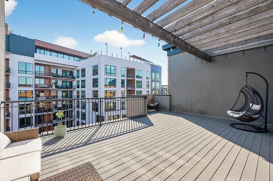 Building Photo - 3104 W Lake St