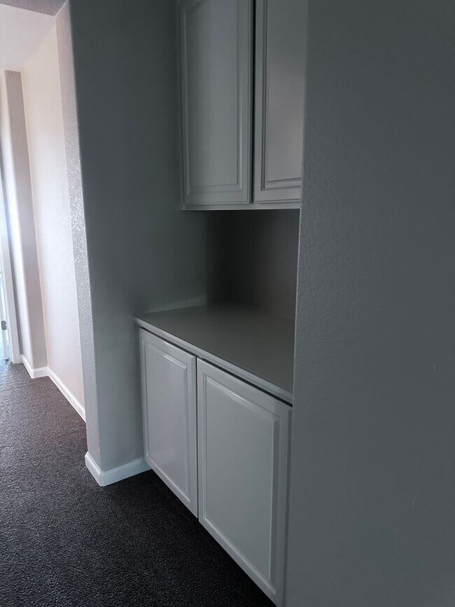 Building Photo - GORGEOUS HOME FOR RENT! NEW CARPET AND PAINT THROUGHOUT! 1 FULL BED AND BATH DOWNSTAIRS!