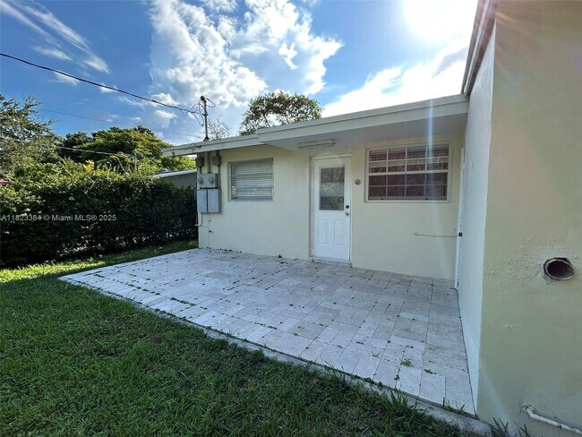 Building Photo - 4900 SW 28th Terrace
