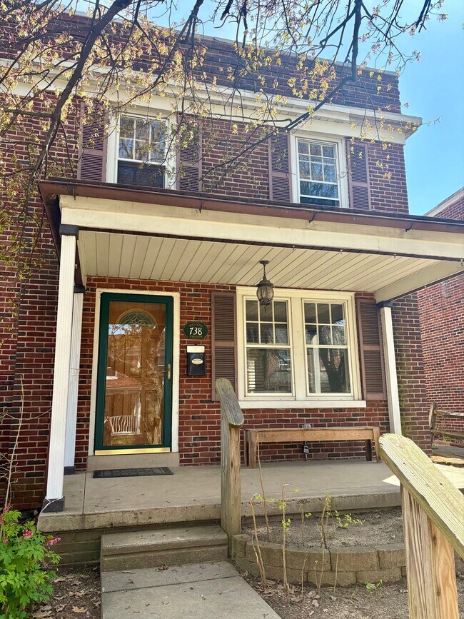 Building Photo - 738 E Madison St