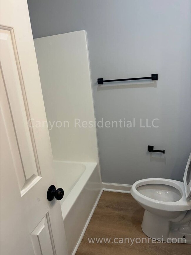 Building Photo - Stylish 3 Bed, 2 Bath Retreat: Modern Livi...