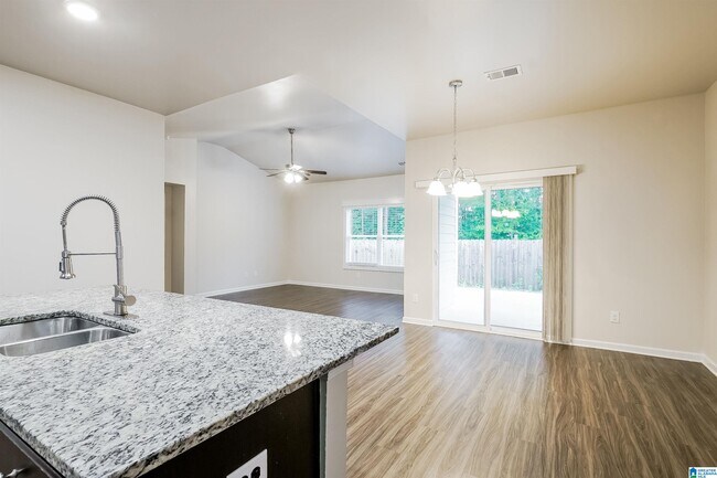 Building Photo - 1080 Park View Dr