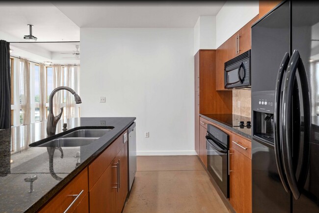 Building Photo - Prime location with City Views!!