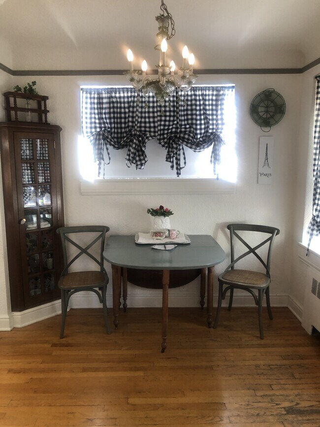 Building Photo - 1060 N Washington St