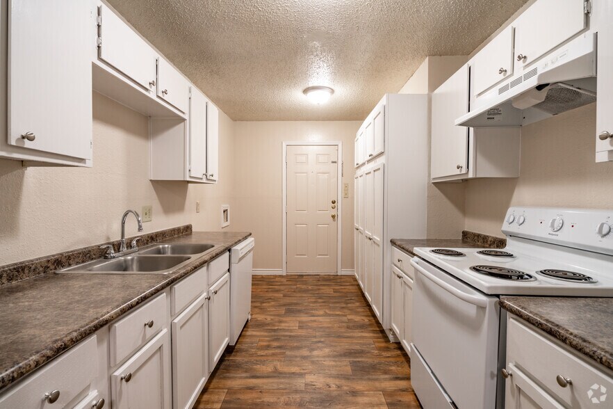 Primary Photo - Country Village Apartments
