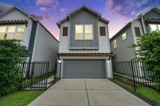 Building Photo - 1066 Mansfield St